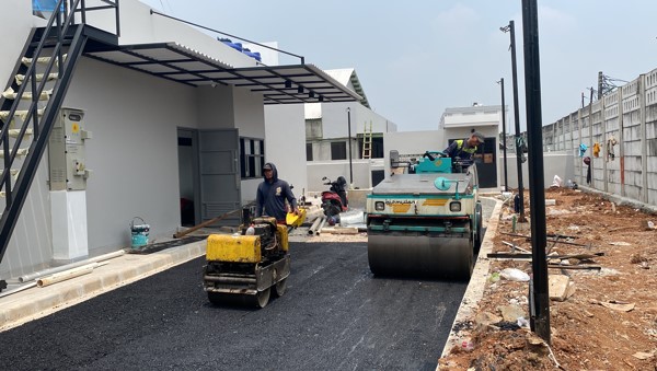 pengaspalan area kantor di depok margonda